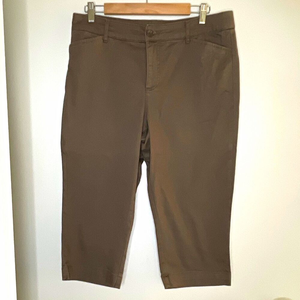 St. John's Bay Women's 14 Brown Capri Pants Cotton/Spandex Button Zip Flat Front